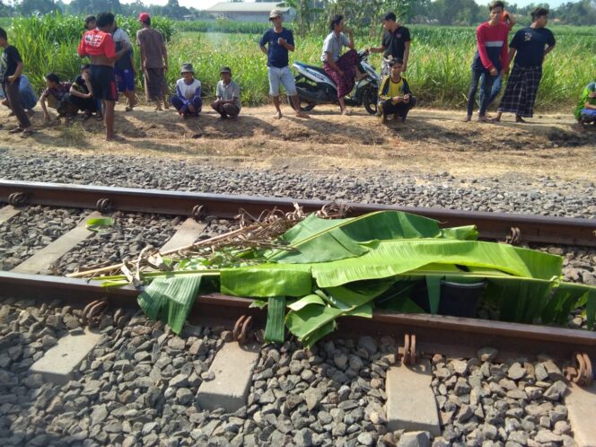 
Asyik Jalan di Atas Rel, Wanita Tanpa Identitas Tewas Ditabrak Kereta di Pasuruan