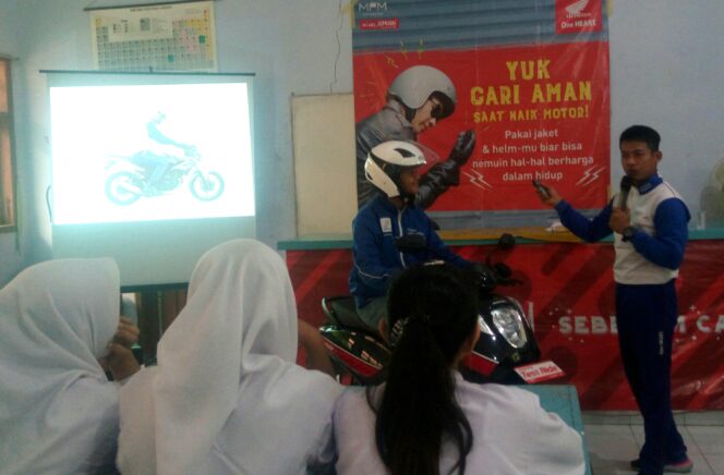 
Ajak Generasi Millenial Peduli Perawatan Motornya, MPM Gelar Mechanic Goes To School di Pasuruan