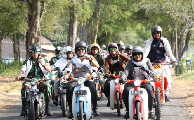 
Sambut HSN 2019, Polisi dan TNI di Probolinggo Gelar Touring Bersama Santri