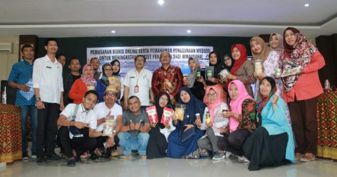 
Puluhan Pelaku Usaha Mikro Dilatih Media Pemasaran Berbasis Online
