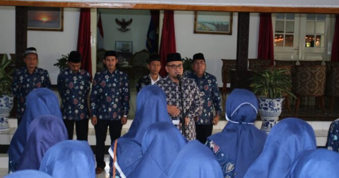 
Wabup Timbul Berangkatkan Puluhan Kafilah MTQ Kabupaten Probolinggo