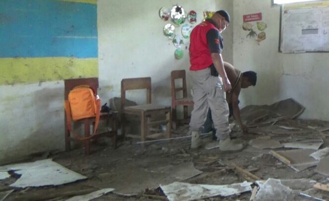 
Bruukk!! Plafon Ruang Kelas SDN Sumberpoh Ambruk
