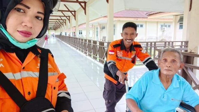 
Ngaku Asal Malang, Kakek Sutiyowanto Ditemukan Relawan dalam Kondisi Sakit di Papua
