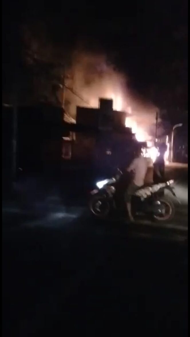 
Blarr..!!! POM Mini di Gunung Gangsir Beji Terbakar
