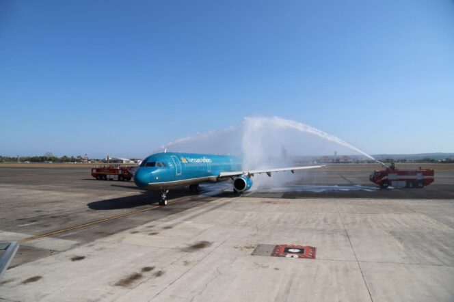 
Bandar Udara Internasional I Gusti Ngurah Rai Sambut Penerbangan Perdana Vietnam Airlines