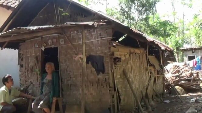 
Luput dari Perhatian Pemerintah, Janda Tua Ini Hidup Sebatang Kara di Gubuk Reyot