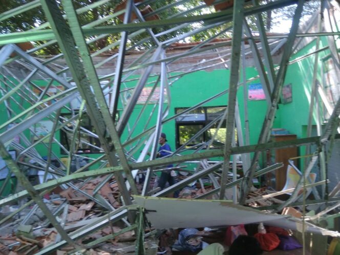 
SDN Gentong Ambruk, Oknum PNS Dispendik Kota Pasuruan Ditetapkan Jadi Tersangka