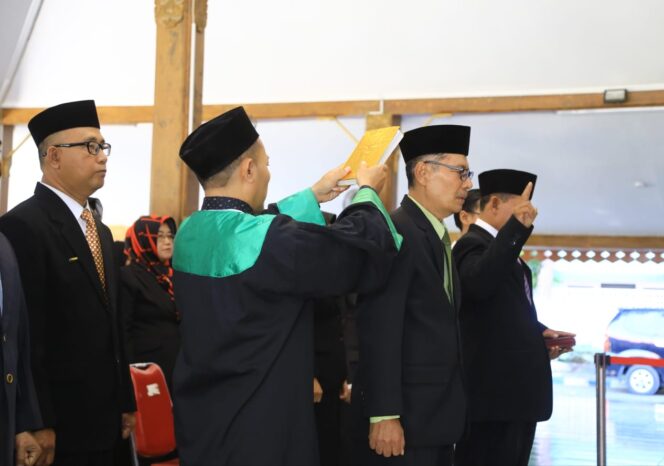 
Puluhan Pejabat Struktural dan Fungsional Dimutasi
