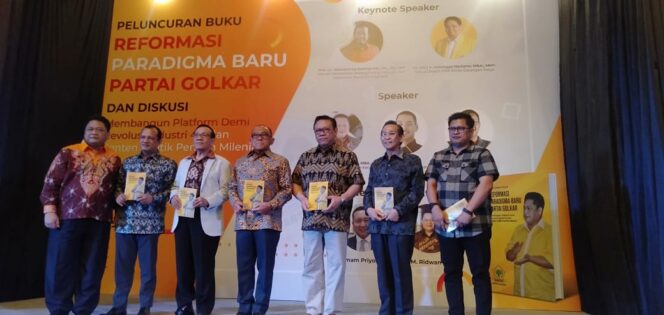 
Ridwan Hisjam Luncurkan Buku Reformasi Paradigma Baru Partai Golkar