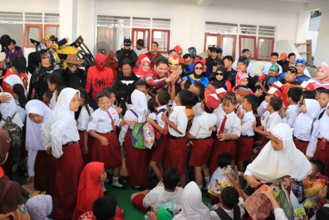 
Ada Rombongan Super Hero Datang, Para Siswa SDN Gentong Pun Kembali Riang