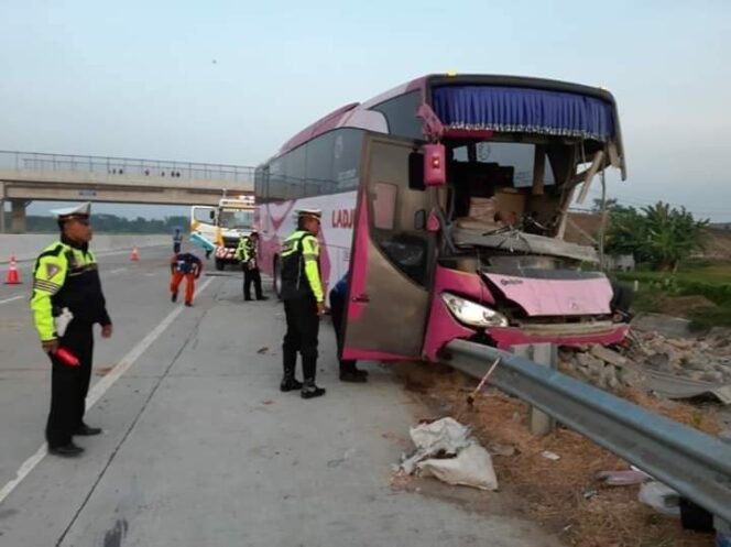 
Bus Rombongan Ziarah Wali Alami Kecelakaan di Tol Paspro, Empat Orang Meninggal Dunia