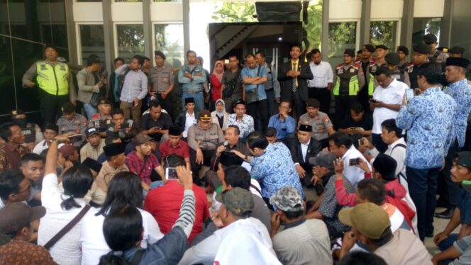 
Ratusan Massa LSM Cinta Damai Lurug Kantor DPRD Kabupaten Pasuruan