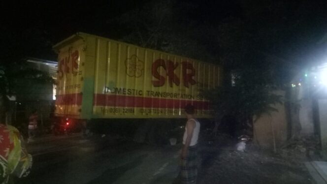 
Breaking News! Truk Tronton Tabrak Warung di Grati, Sopir Terjepit