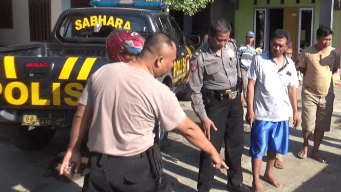 
Kawanan Rampok Bercadar Bawa Clurit Kuras Harta Benda Milik Jeragan Sayur