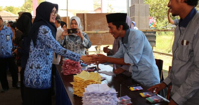 
Bupati Tantri Pantau Langsung Proses Pilkades