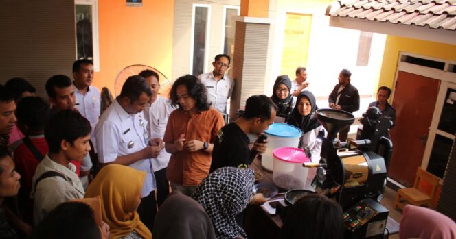 
Puluhan Pemuda Karang Taruna di Probolinggo Antusias Ikuti Pelatihan Pengolahan Kopi