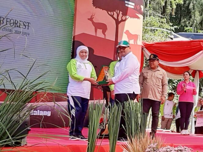 
Bupati Probolinggo Terima Penghargaan Sebagai Pembina Proklim Nasional