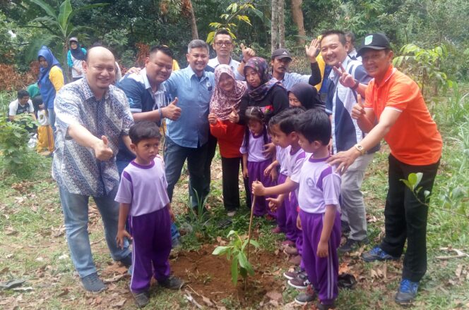 
Pabrik Aqua Pasuruan Ajak Puluhan Siswa Difabel Tanam Pohon di Lereng Gunung Arjuno