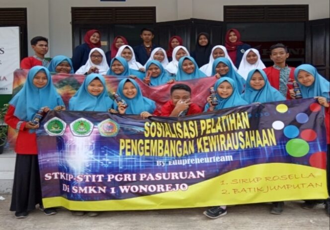 
Tim KKN STKIP PGRI Pasuruan Beri Sosialisasi Pelatihan Pengembangan Kewirausahaan di SMKN 1 Wonorejo