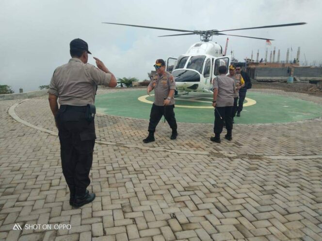 
Jelang Nataru Kapolda Bali Pantau Arus Lalu Lintas Lewat Udara
