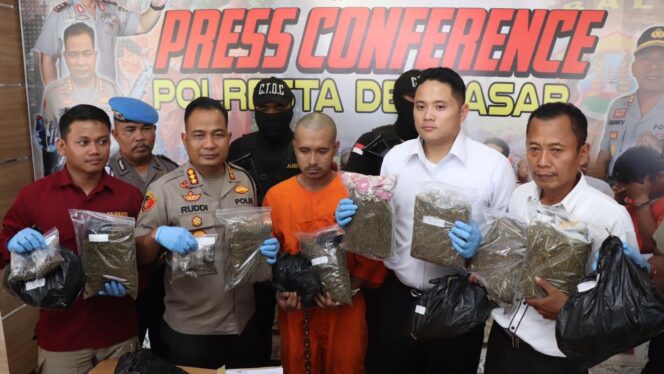 
Demi Rp 50 Ribu, Erfin Edarkan Ganja 7.5 Kg di Bali
