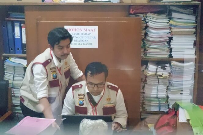 
Buntut SDN Gentong Ambruk, Polda Jatim Geledah Dispendik Kota Pasuruan