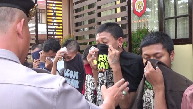 
Asyik Pesta Sedot Lem, Belasan Remaja di Probolinggo Dibekuk Polisi