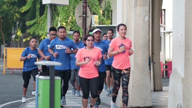
Belasan Pelari Asset 4 Runner Berlari Menikmati Jalanan Kota Surabaya