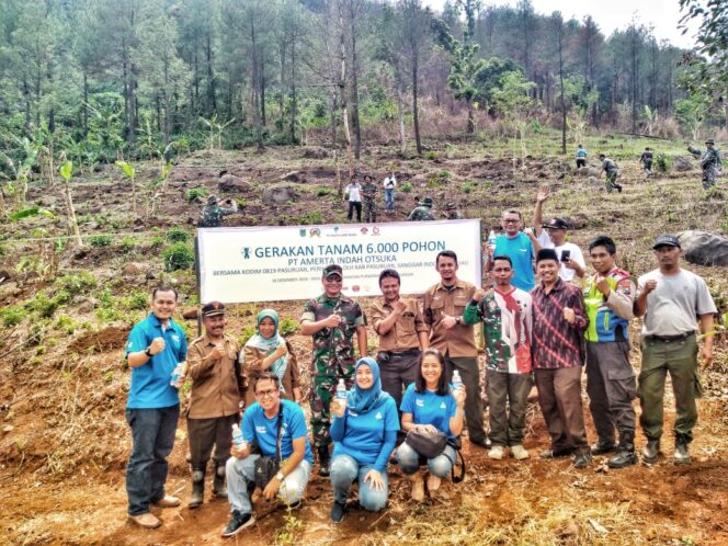 
Pelihara Lingkungan, PT Amerta Indah Otsuka Tanam 6.000 Pohon di Lereng Bromo