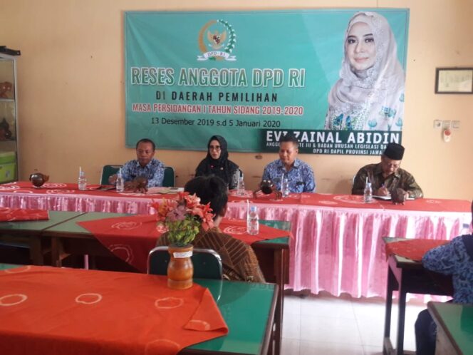 
Anggota DPD RI Evi Zainal Abidin Gelar Reses dengan Para Guru di Tulungagung