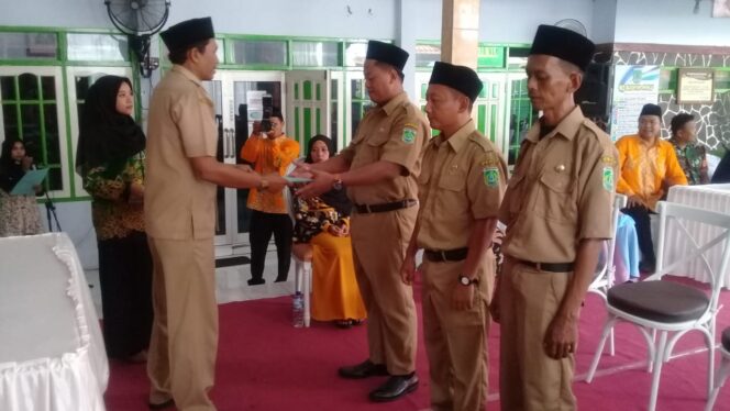 
Kades Cangkringmalang Lantik Tiga Perangkat Desa