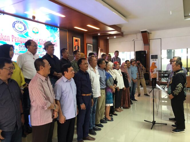 
M. Sarmuji, Ketua Umum Keluarga Alumni Universitas Jember (KAUJE) melantik penggurus KAFISIP Universitas Jember