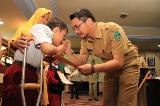 
Plt. Walikota Teno Prasetyo Serahkan Bantuan untuk Korban Ambruknya SDN Gentong