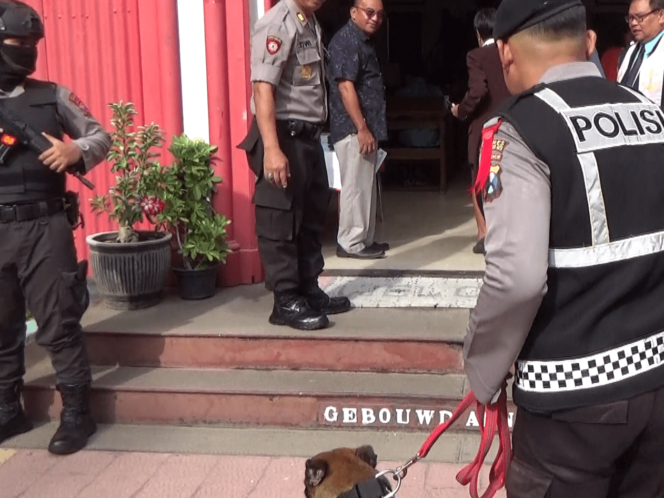 
Ciptakan Aman Saat Natal, Polisi di Probolinggo Sterilisasi Gereja