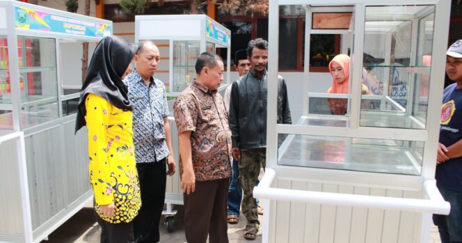 
Disperindag Kabupaten Probolinggo Serahkan Bantuan Hibah 20 Gerobak