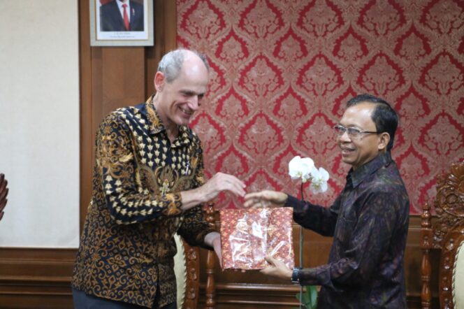 
Dubes Belanda Kagumi Regulasi Pembatasan Plastik Sekali Pakai di Bali 