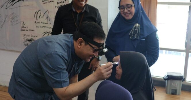 
Ratusan Orang Ikuti Operasi Katarak Gratis di RSU Rizani Paiton