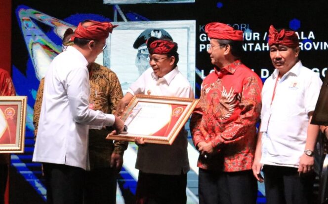 
Berdayakan UMKM, Gubernur Bali Terima Penghargaan Kadin Award 2019