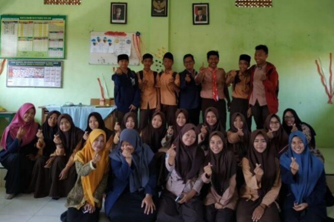 
Mahasiswa STKIP-STIT PGRI Pasuruan Gelar Penyuluhan Pemanfaatan Limbah di MA Nurul Huda Plinggisan Pasuruan