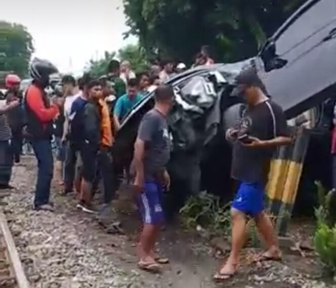 
Mobil Xpander Dihantam KA di Sidoarjo, 1 Tewas dan 6 Luka-luka