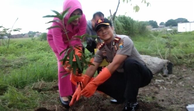 
Begini Cara Polisi di Pasuruan Jaga Kawasan Hutan dari Krisis Pepohonan