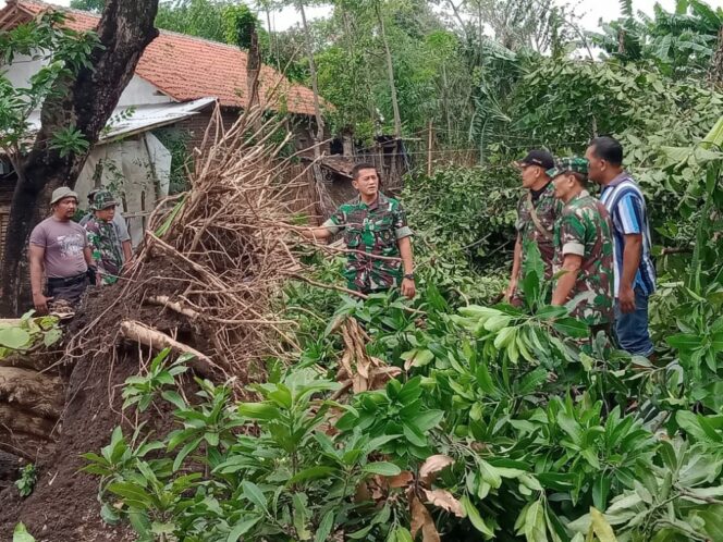 
Personil TNI dan Polri Kompak Bantu Evakuasi Korban Puting Beliung di Probolinggo