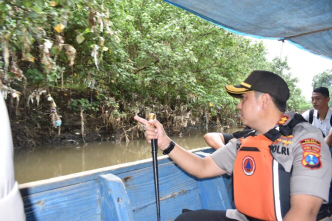
Antisipasi Banjir, Kapolresta dan BPBD Pasuruan Cek Debit Air di Aliran Sungai Welang