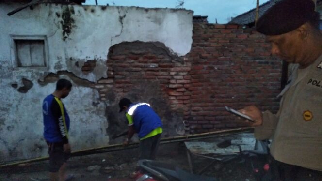 
Atap Rumah Warga di Pesisir Pasuruan Ambruk