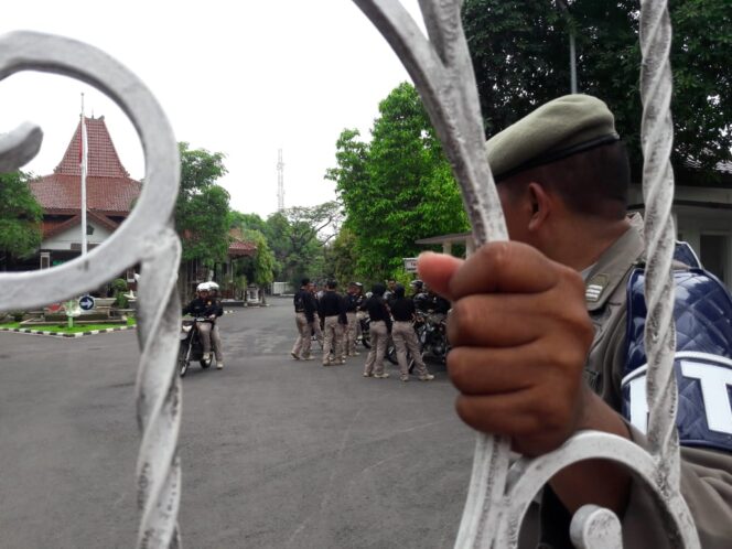 
Pasca OTT KPK, Penjagaan di Pendopo Bupati Sidoarjo Diperketat
