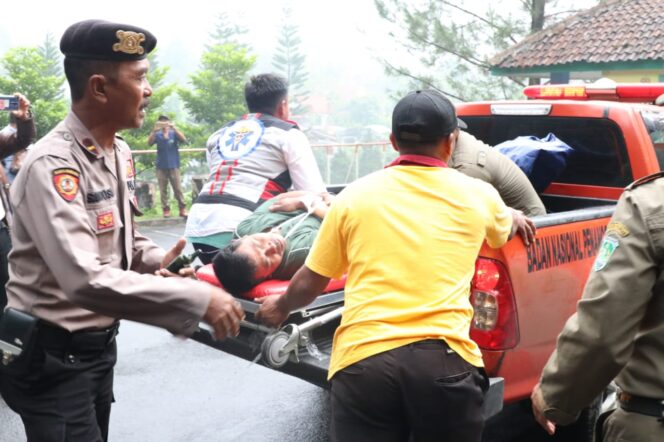 
Polres Pasuruan Gelar Simulasi Penanggulangan Bencana Alam di Wisata Kakek Bodoh