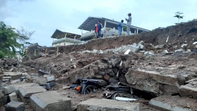 
Konstruksi Lahan Parkir Wisata Cimory Ambrol Timpa Belasan Motor