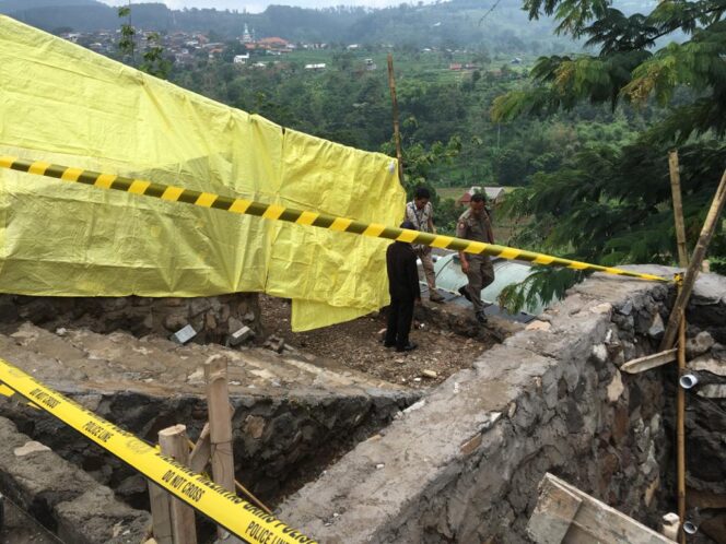 
Polisi Selidiki Penyebab Ambrolnya Konstruksi Lahan Parkir Cimory