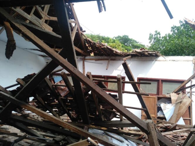 
Brakk..!!! Tiga Atap Ruang Kelas MIN Gununggangsir Pasuruan Ambruk