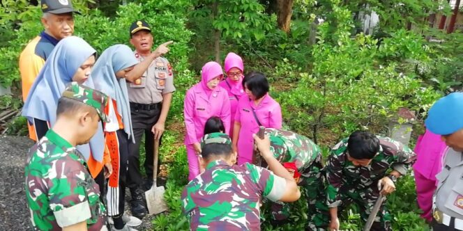 
Peduli Lingkungan, Forpimcam Pandaan Ajak Warga Tanam Bibit Produktif